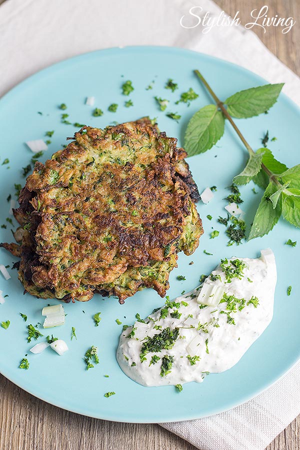 Zucchinipuffer mit Schafskäse-Joghurt-Dip - Stylish Living