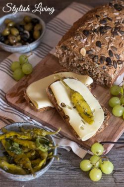 Brotzeit mit leckerem Bergbauern Käse von Bergader