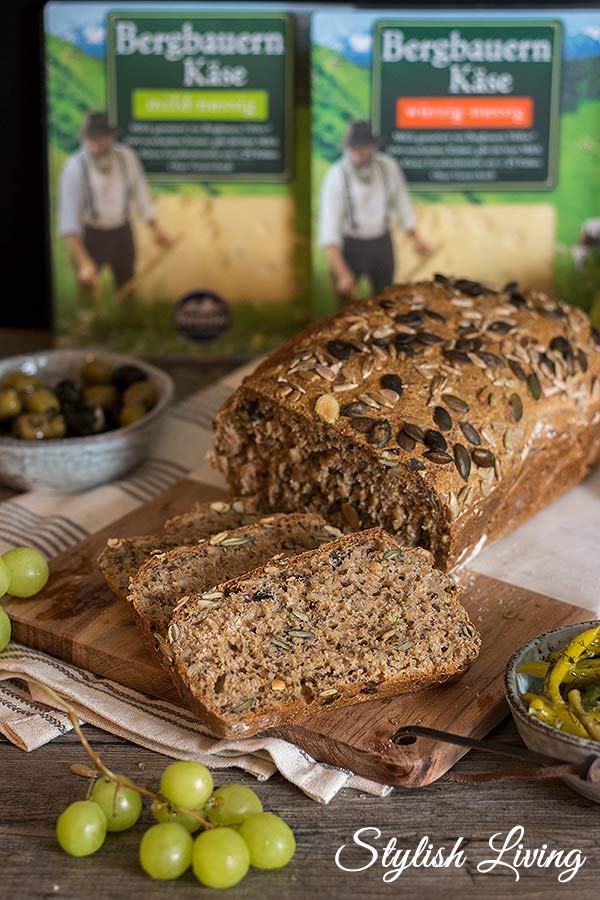 Brotzeit mit Dinkelvollkornbrot und Bergbauern Käse [Werbung] - Stylish  Living