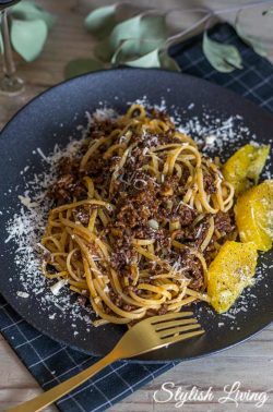 Pasta mit Gulaschsauce und Knoblauchorangen nach Alexander Herrmann