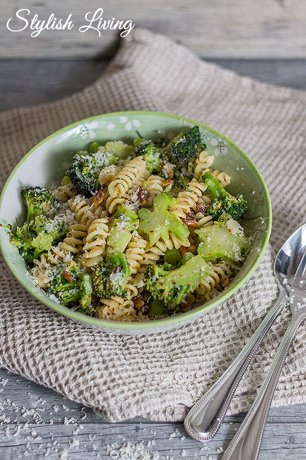 Pasta mit Brokkoli, Pinienkernen &amp; Rosinen [Werbung] - Stylish Living