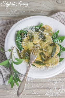 Spinat-Ricotta-Ravioli mit Salbeibutter