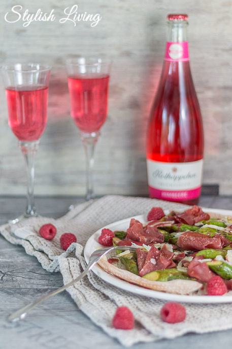 Grüner Spargel mit Bresaola und Himbeerdressing mit Rotkäppchen ... Grüner Spargel mit Bresaola und Himbeerdressing mit Rotkäppchen ...