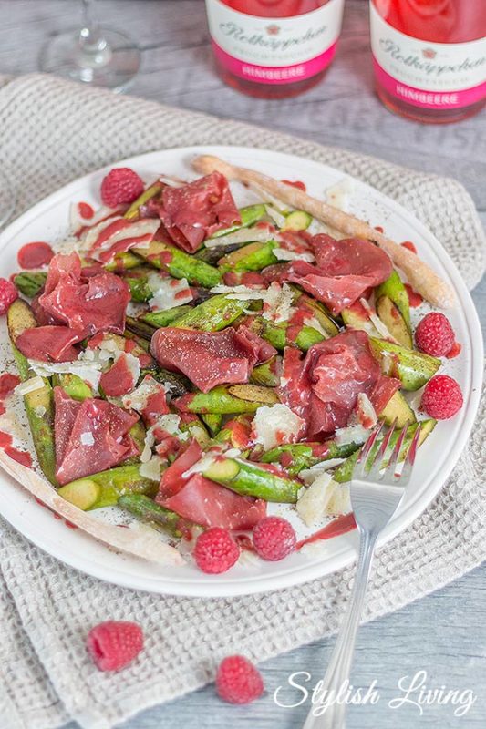 Grüner Spargel mit Bresaola und Himbeerdressing mit Rotkäppchen ...