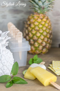 erfrischendes Ananas Eis am Stiel