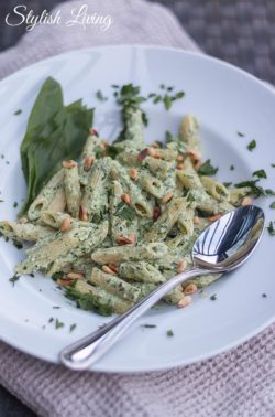 Pasta mit Bärlauch, Ziegenkäse, Ricotta und Pinienkernen