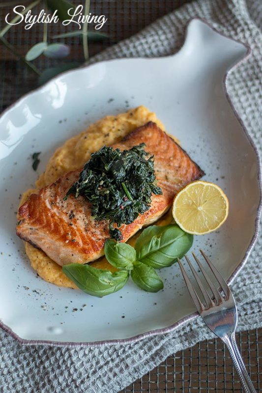 Lachs auf Pastinaken-Karotten-Püree und Blattspinat - Stylish Living