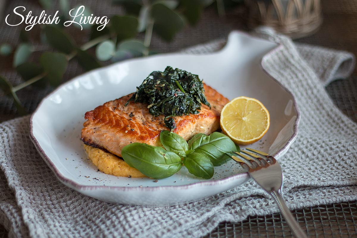 Lachs auf Pastinaken-Karotten-Püree und Blattspinat - Stylish Living