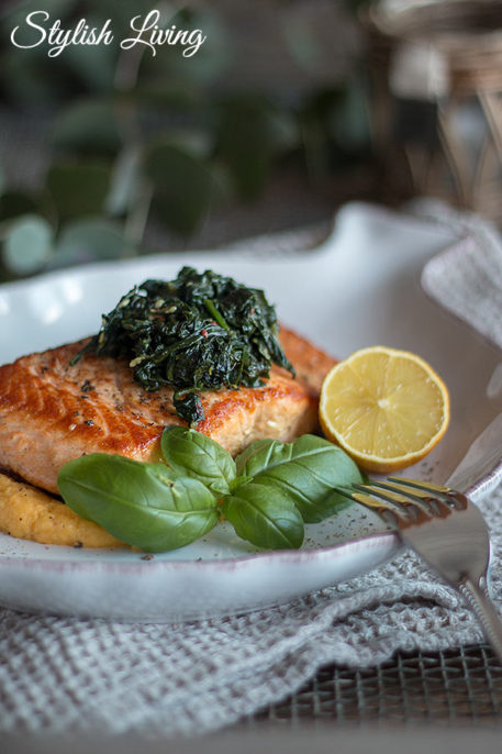 Lachs auf Pastinaken-Karotten-Püree und Blattspinat - Stylish Living