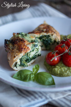 Low Carb - mit Bärlauch gefüllltes Kikokhähchen, Brokkolipüree und Ofentomaten