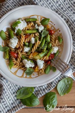 Pasta mit grünem Spargel, Ofentomaten und Fetakäse