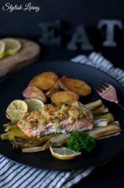 Ofenlachs mit Pankokruste, Lauch und Kartoffeln