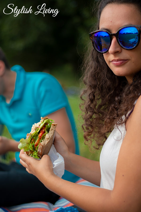 Picknick mit Avocado-Sandwich mit Tomaten und Hähnchenbrust