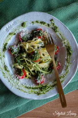 Zucchininudeln mit Kapuzinerkresse-Pesto und Cherrytomaten