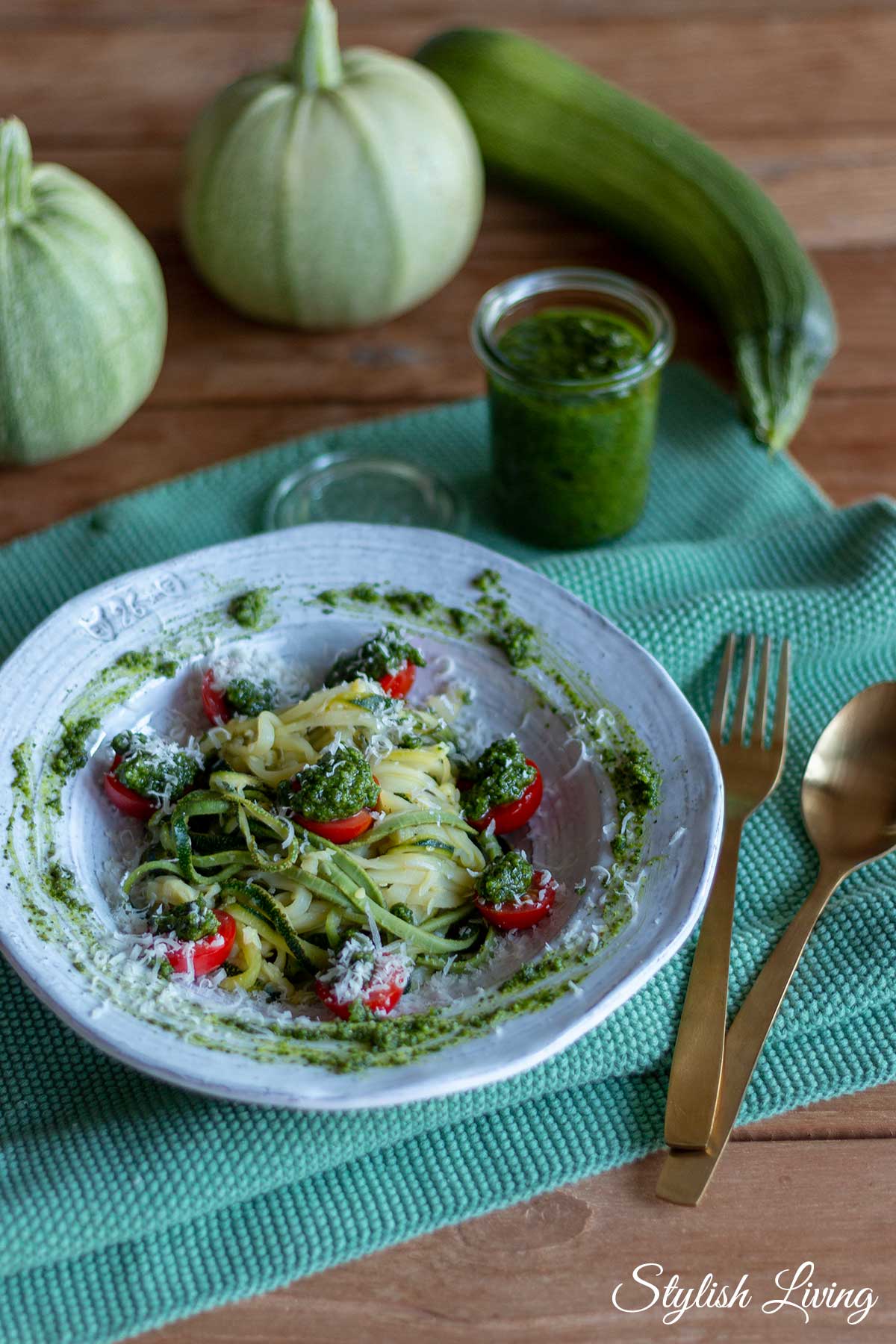 Zucchininudeln mit Kapuzinerkressepesto und Cherrytomaten