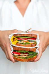 frisches leckeres Sandwich mit Avocado, Tomaten und Hähnchenbrust