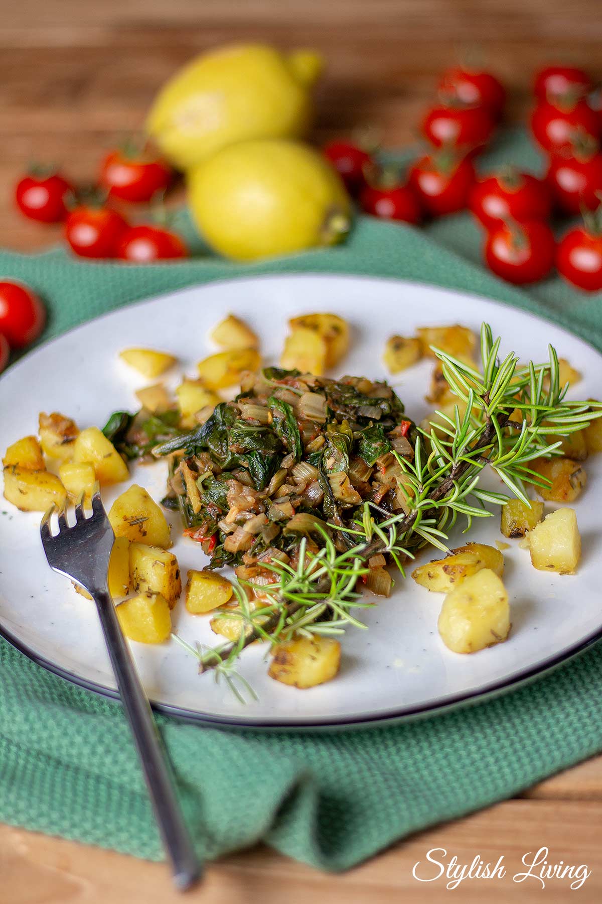 Mangold-Tomaten-Gemüse mit Rosmarinkartoffeln - Stylish Living