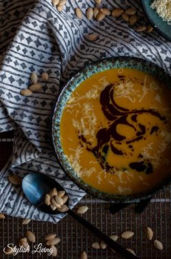 Kürbissuppe mit Ingwer, Kokosmilch und fernöstlichen Aromen