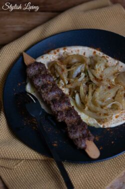 Geschmorter Fenchel auf Kichererbsenhummus mit Fleischspieß