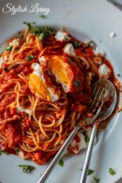 Spaghetti mit Tomatensauce und pochiertem Ei