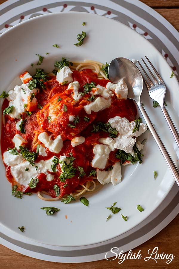 Spaghetti mit Tomatensauce und pochiertem Ei sowie Büffelmozzarella